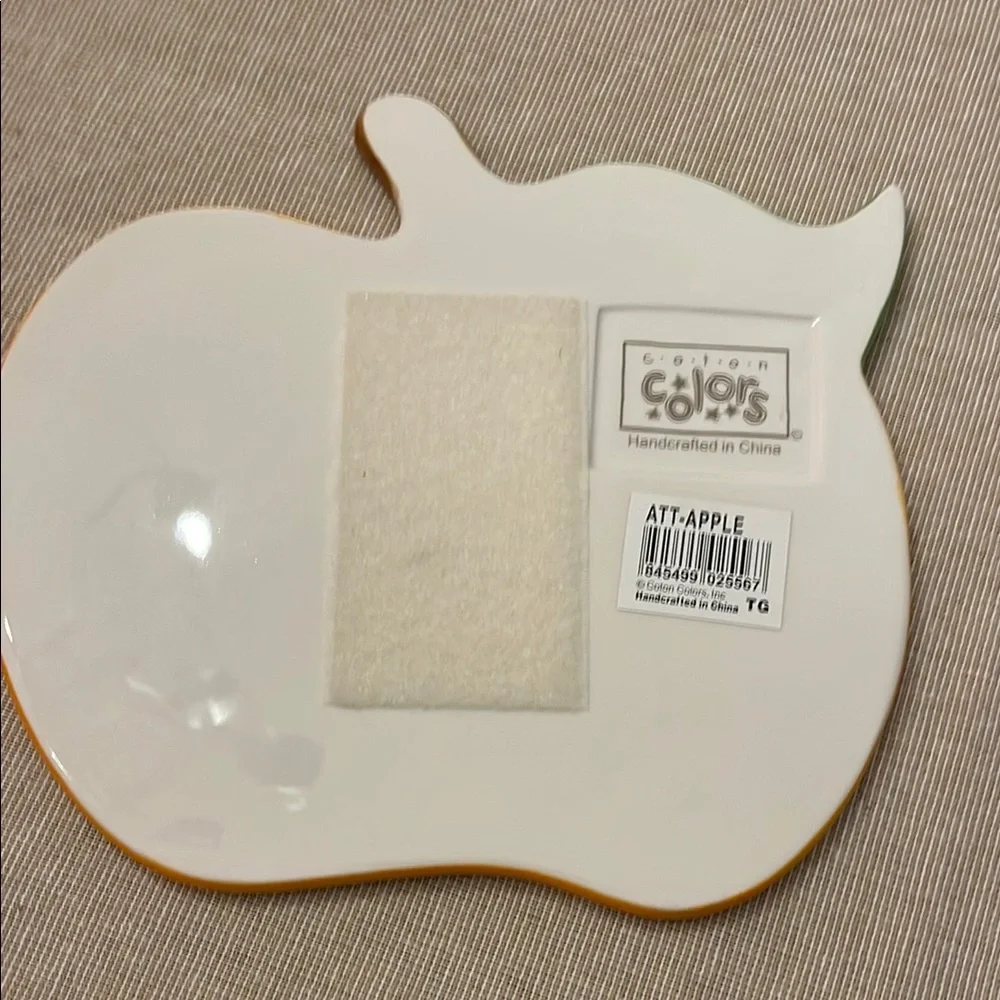 Coton Colors Red Apple Plate with Green Leaf Back-To-School - Picture 2 of 2